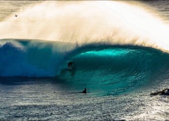El fotógrafo Derek Gomez resume en este clip a vista de pájaro un día grande y peligroso en los tubos de Banzai Pipeline en la North Shore hawaiana.