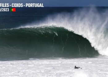 Aritz Aranburu, Julio Terres y surfistas locales disfrutaron de la ola de Coxos en Portugal de un swell del noroeste de 18 segundos y olas cercanas a los dos metros y medio.