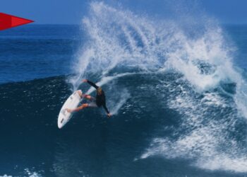 Así pasa John John Florence un viernes en su casa en Hawaii, probando un nuevo modelo de tabla, con las olas bombeando a la perfección, sol y un montón de amigos en el agua, así si.