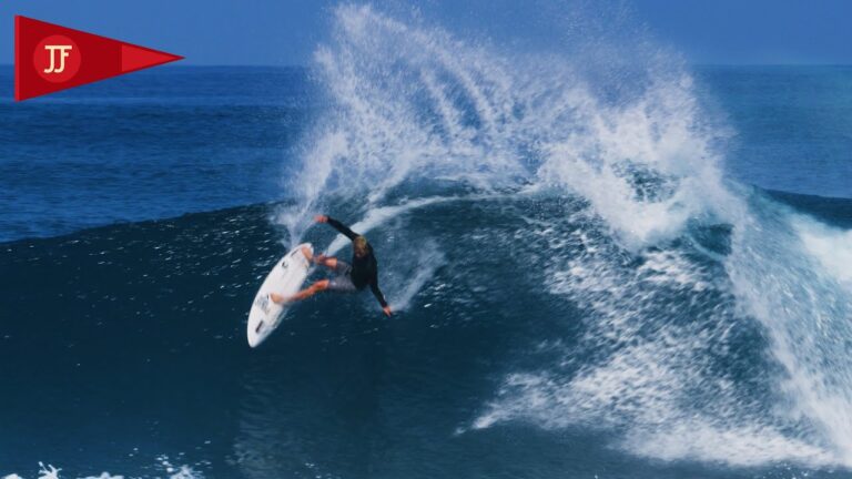 Así pasa John John Florence un viernes en su casa en Hawaii, probando un nuevo modelo de tabla, con las olas bombeando a la perfección, sol y un montón de amigos en el agua, así si.