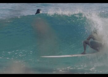 Los días de olas pequeñas en Snapper Rocks son los mejores para Sam Lopert, que aquí le vemos tejiendo algunas líneas fluidas en un día soleado de verano en el oeste de Australia.