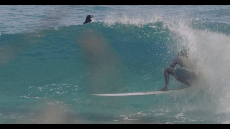 Los días de olas pequeñas en Snapper Rocks son los mejores para Sam Lopert, que aquí le vemos tejiendo algunas líneas fluidas en un día soleado de verano en el oeste de Australia.