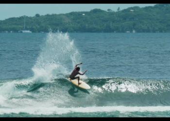 El hawaiano Noa Mizuno, junto a su inseparable twifin amarillo, disfrutó de lo lindo de una larga sesión en una de las izquierdas más bonitas del mundo, la de Restaurants, en otro paraíso como es Fiji.