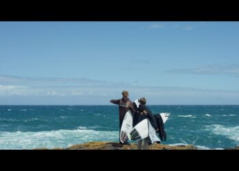 Lenuan es el producto de un encuentro; el surfista australiano Lennix Smith cansado de esperar olas en Hawaii decidió regresar a su casa llamando a un amigo, el francés Luan Nogues.