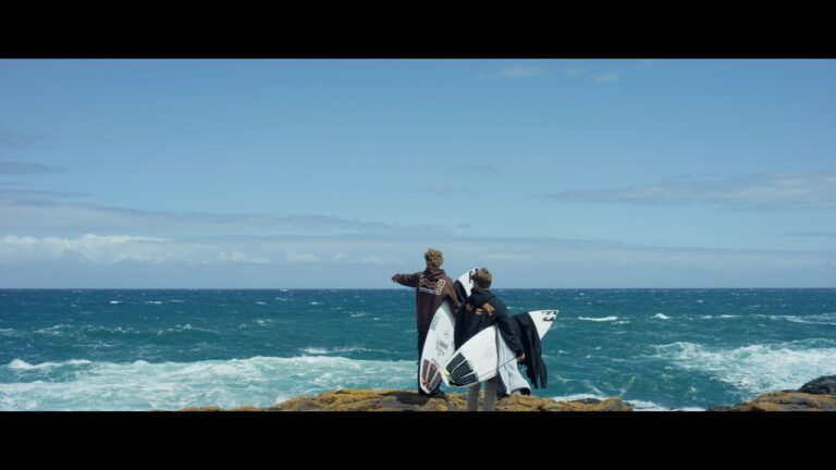 Lenuan es el producto de un encuentro; el surfista australiano Lennix Smith cansado de esperar olas en Hawaii decidió regresar a su casa llamando a un amigo, el francés Luan Nogues.