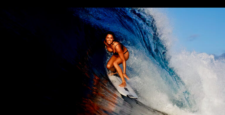 Malia es una pequeña obra maestra realizada por Morgan Maassen, que tiene a la surfista hawaiana, Malia Manuel, como protagonista viajando y surfeando por cada rincón del planeta.