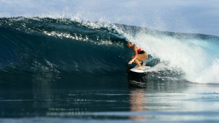 Filmado y editado por Layne Stratton en algún lugar del Océano Indico, vemos a la incansable viajera, la hawaiana Coco Ho, disfrutar dentro de tubos cristalinos a cámara lenta.