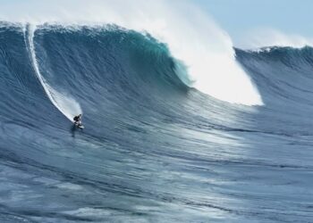 La ola de Cortés Bank está situada a 150 kilómetros mar adentro de la costa de California y rompe inmensa producto de una montaña submarina sumergida apenas a un par de metros de profundidad.