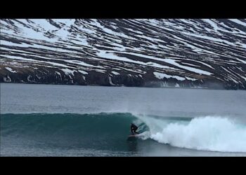 El norteamericano Lucas Hildreth se ha impuesto el reto de surfear en todos los continentes, e incluso en lugares extremos como Islandia, en el océano Atlántico al sur del círculo polar ártico.