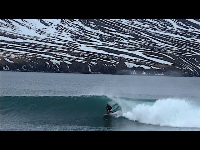 El norteamericano Lucas Hildreth se ha impuesto el reto de surfear en todos los continentes, e incluso en lugares extremos como Islandia, en el océano Atlántico al sur del círculo polar ártico.