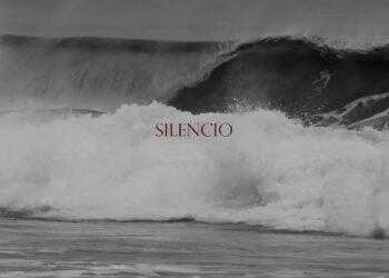 Filmada y editada por Valentina Espejo, silencio, recoge en formato  blanco y negro, el surfing de Roberto Araki y Felipe Donoso en algún lugar de la costa chilena.