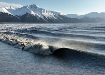 Ben Gravy estuvo surfeando la misma ola durante 15 minutos en Alaska gracias al efecto denominado macareo o bore en ingles y que sucede ocasionalmente con mareas vivas.