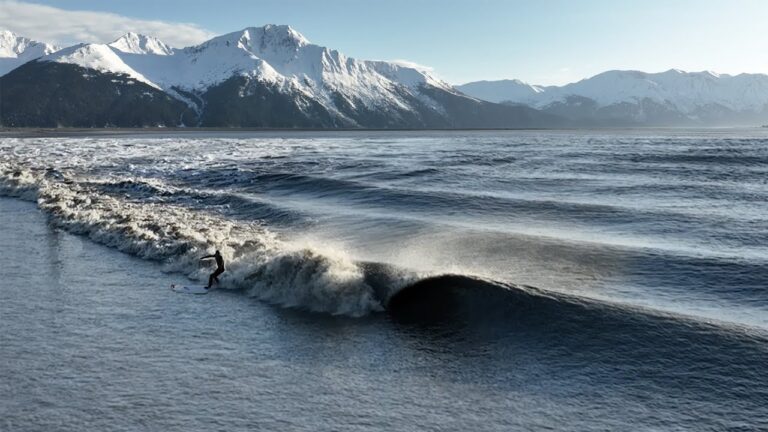 Ben Gravy estuvo surfeando la misma ola durante 15 minutos en Alaska gracias al efecto denominado macareo o bore en ingles y que sucede ocasionalmente con mareas vivas.