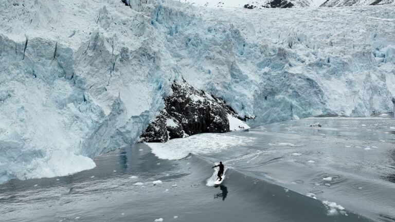 Para Ben Gravy uno de sus sueños de niño era surfear a pie de un glaciar, y lo ha conseguido en Alaska esperando el desprendimiento de hielo y la formación de una ola, la experiencia fue inolvidable.