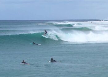 La ola de Greenmount en Australia es lo más parecido en la naturaleza a una ola mecánica, y es que cuando el fondo de arena se sitúa donde debe la ola rompe siempre igual, siempre perfecta.