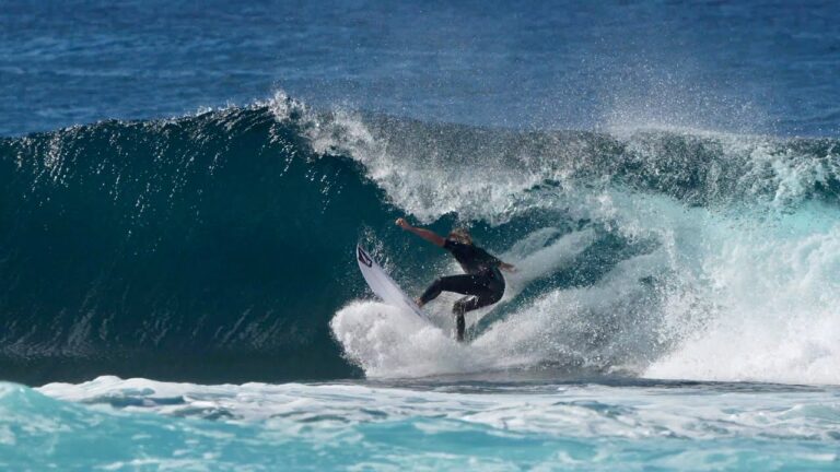 El hawaiano Mason Ho ha estado fuera de combate debido a una lesión, y tras unas semanas de recuperación llamó a su amigo Noa Dean para de forma tranquila y divertida ir pillando el ritmo.