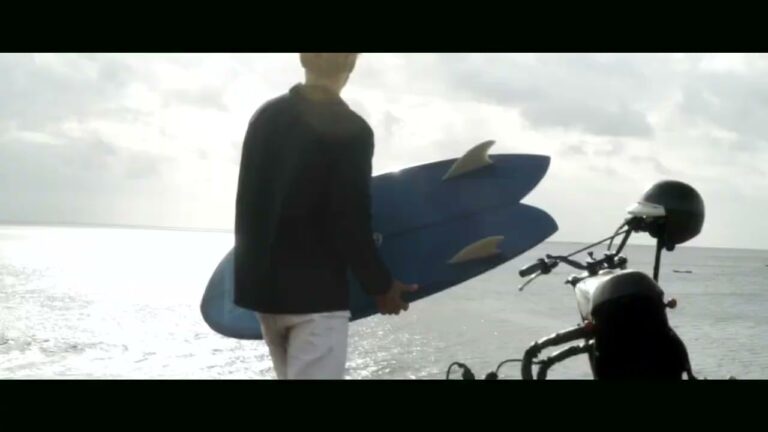 On the Road es el título del film protagonizado por el surfista brasileño Andrew Serrano explorando Indonesia con un quiver lleno de twins, fishes, singles, y otras tablas de estilo retro.