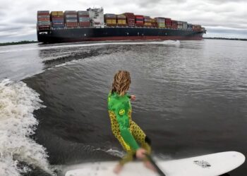 Ben Gravy ha vuelto a hacer de las suyas, ya le vimos en Alaska surfear entre bloques de hielo y ahora en el estado de Carolina del Norte en las olas generadas por grandes buques mercantes.