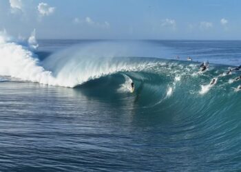 LOCALS AT TEAHUPOO