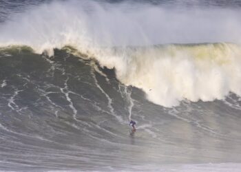 LA PRIMERA ESPAÑOLA EN NAZARÉ: LAURA COVIELLA