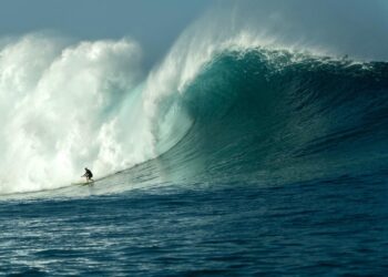 ¡LAURA ENEVER HACE HISTORIA EN EL SURF CON NUEVO RÉCORD GUINNESS! MAYOR OLA SURFEADA REMANDO (FEMENINO)