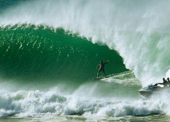 BIG WAVE SESSION ! ADRENALINE AT ITS MAXIMUM FOR SURFERS ON HOSSEGOR