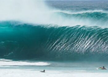 BANZAI PIPELINE AT ITS BIG BRUTAL BEST