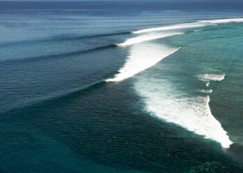 SURFING AWERA ISLAND MENTAWAI