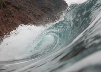 Los deportistas surfean 563 olas en el primer día de competición de la prueba del ETB 2024 en El Socorro