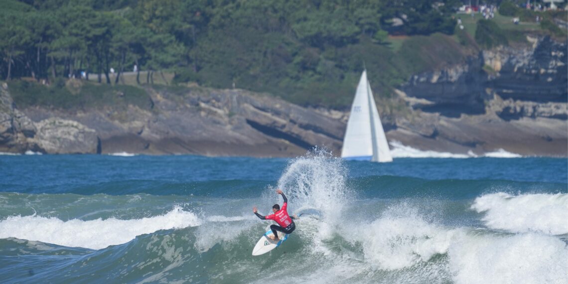 Adriana Hidalgo y Alfonso Suárez, ganadores de la prueba EDP Surf Pro Somo