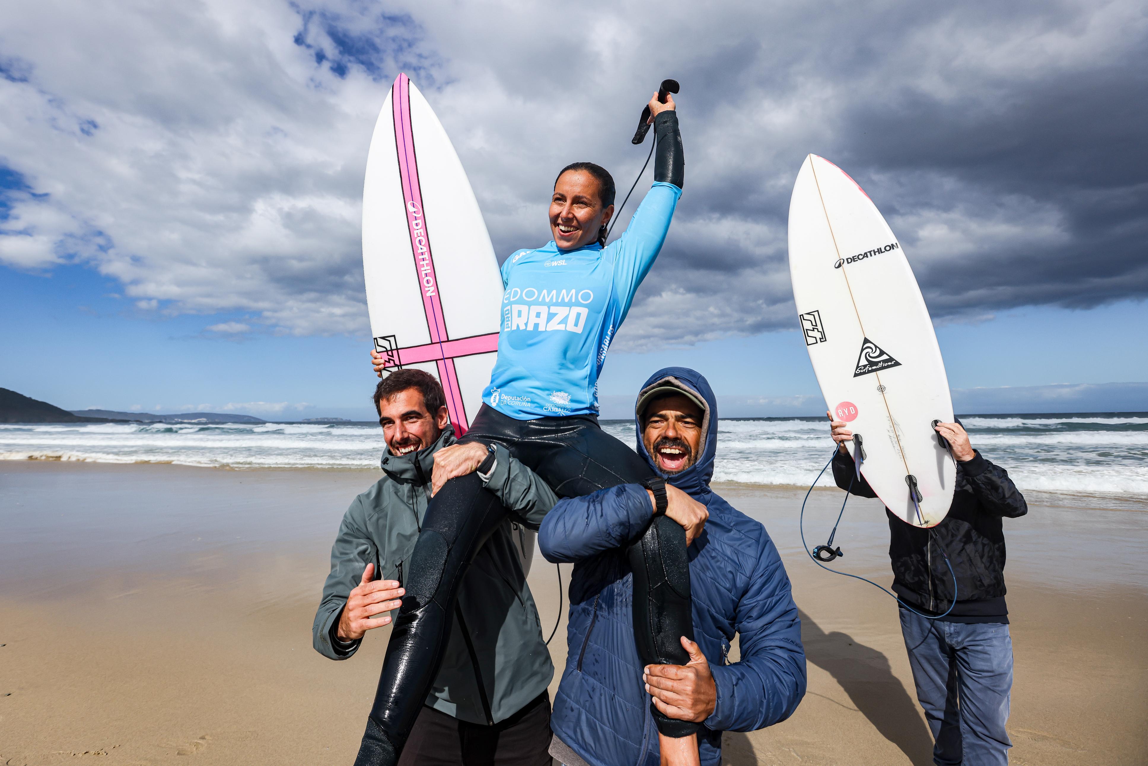 Ariane Ochoa, llevada a hombros en la playa de Razo tras ganar el Edommo Surf Pro Razo 2026