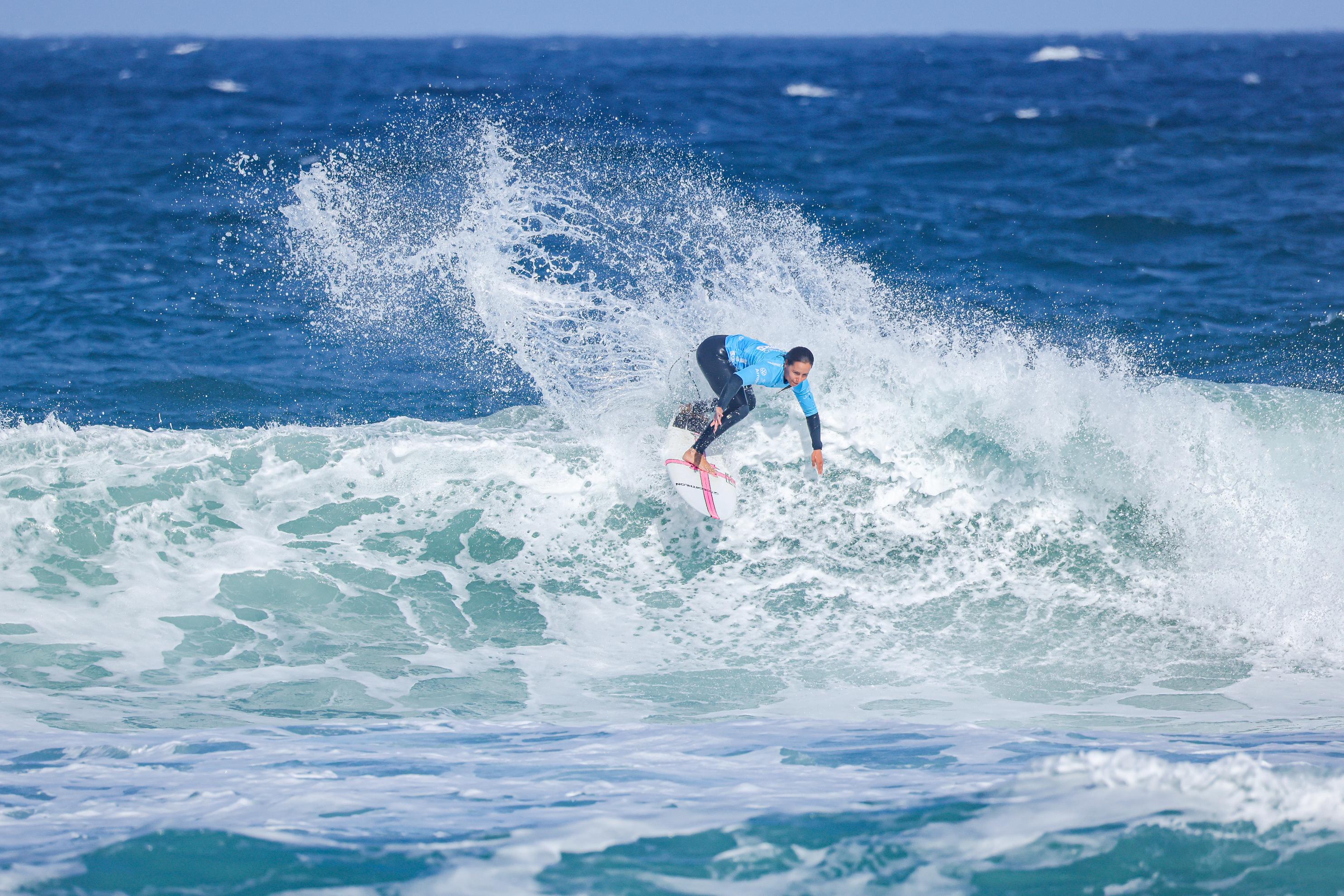 Ariane Ochoa surfeando en la playa de Razo durante el Edommo Surf Pro Razo 2026