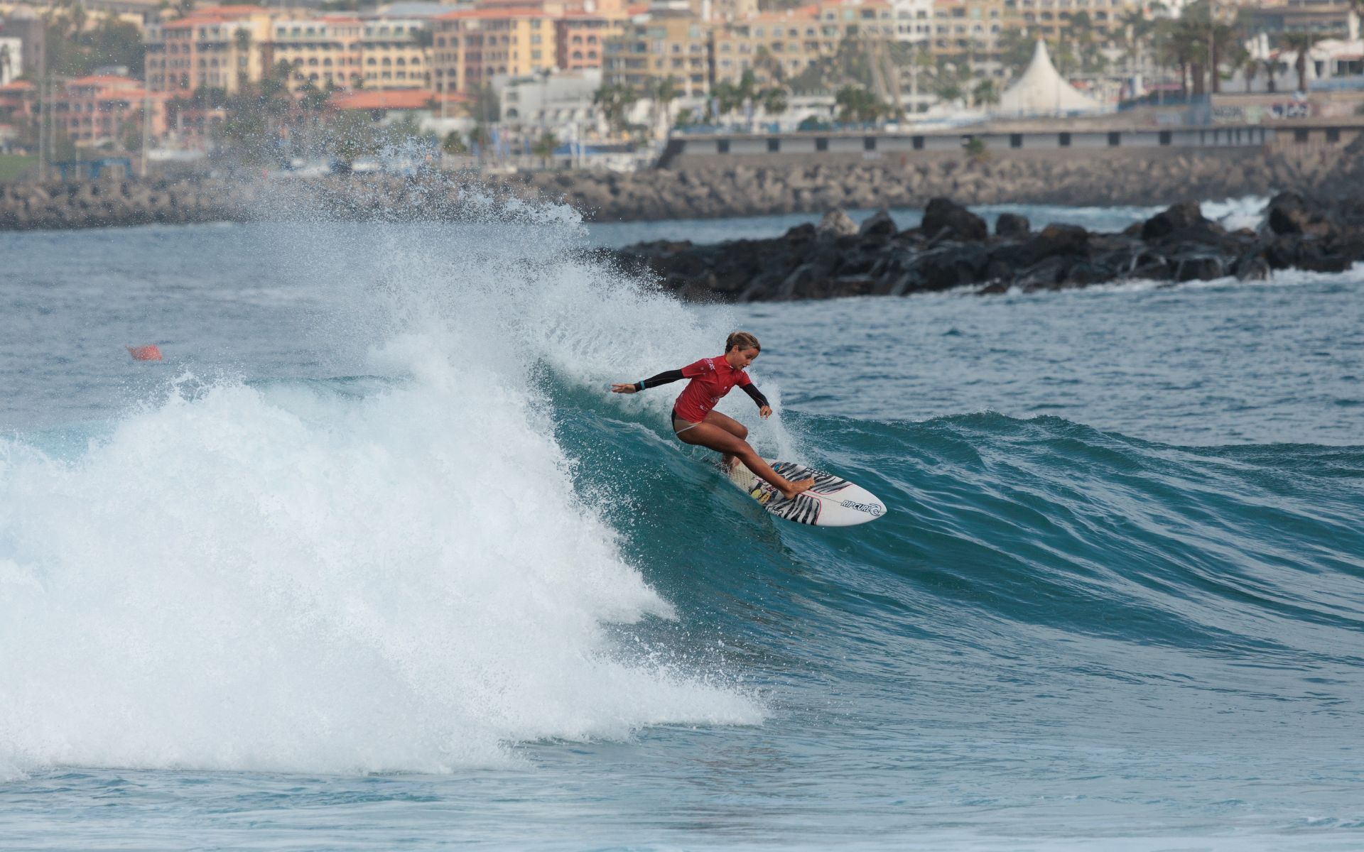 Carla Morera surfeando en Playa de Las Américas, Tenerife