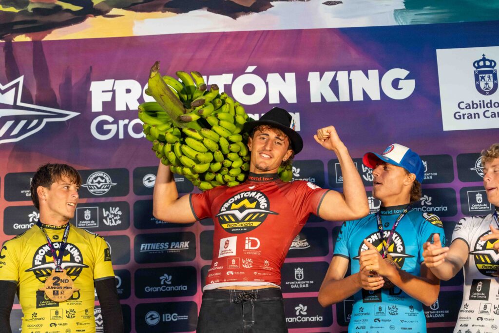 Damiano Bonazzi celebra el título mundial júnior en el podio del Frontón King 2026