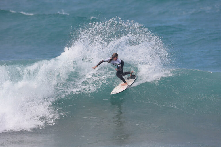 Surfista trazando un giro en la ola de La Cícer, sede del Open LPA Surf City Isla de Gran Canaria 2026