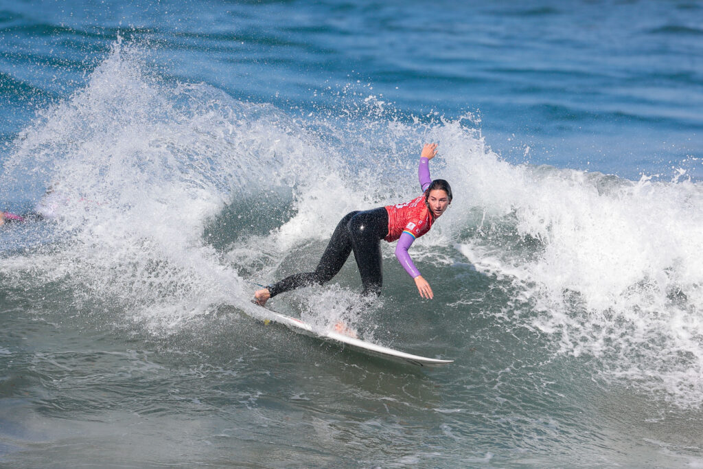 Surfista con licra roja ejecutando un cutback en La Cícer, playa de Las Canteras