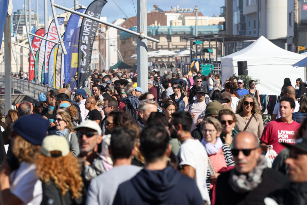 Público en el paseo de Las Canteras durante el Open LPA Surf City Isla de Gran Canaria