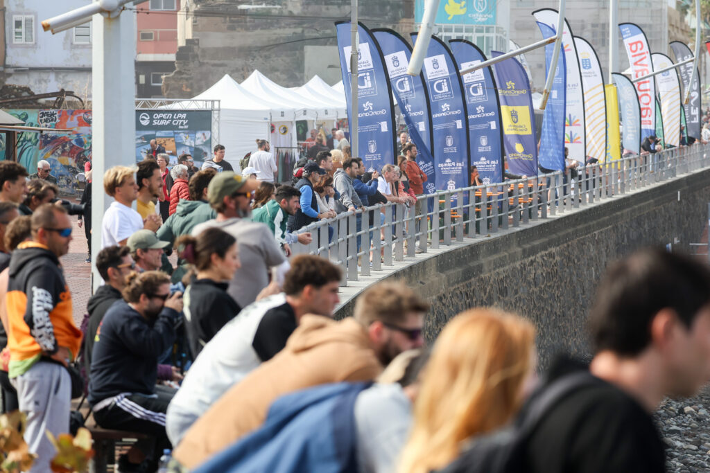 Aficionados siguen la competición desde el muro de la playa de Las Canteras