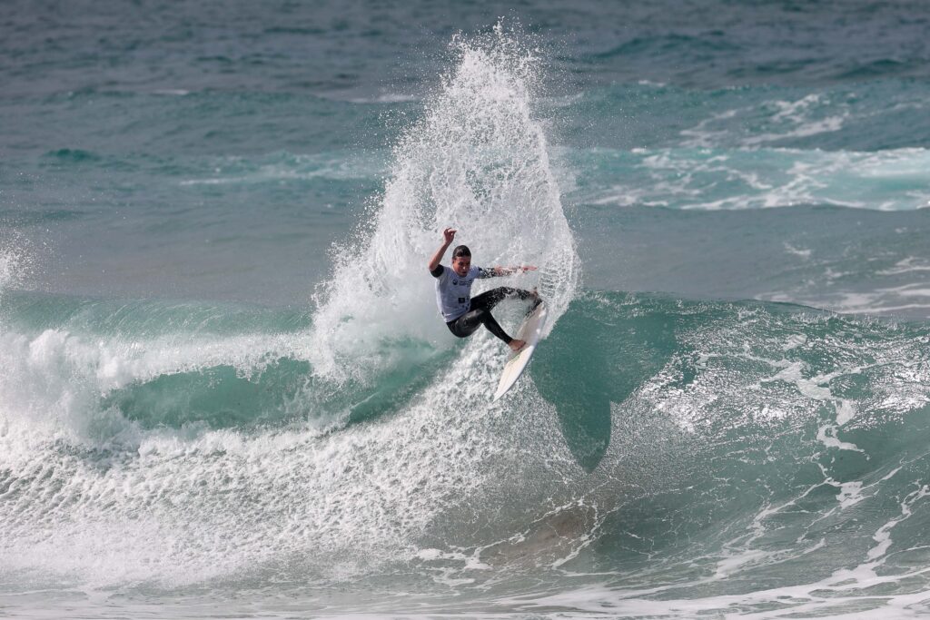 Surfista en plena maniobra en la ola de La Cícer, playa de Las Canteras, durante el Open LPA Surf City Isla de Gran Canaria