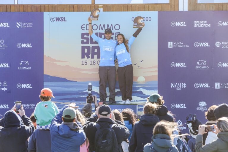 Ariane Ochoa y Yago Domínguez celebran en el podio del Edommo Surf Pro Razo 2026
