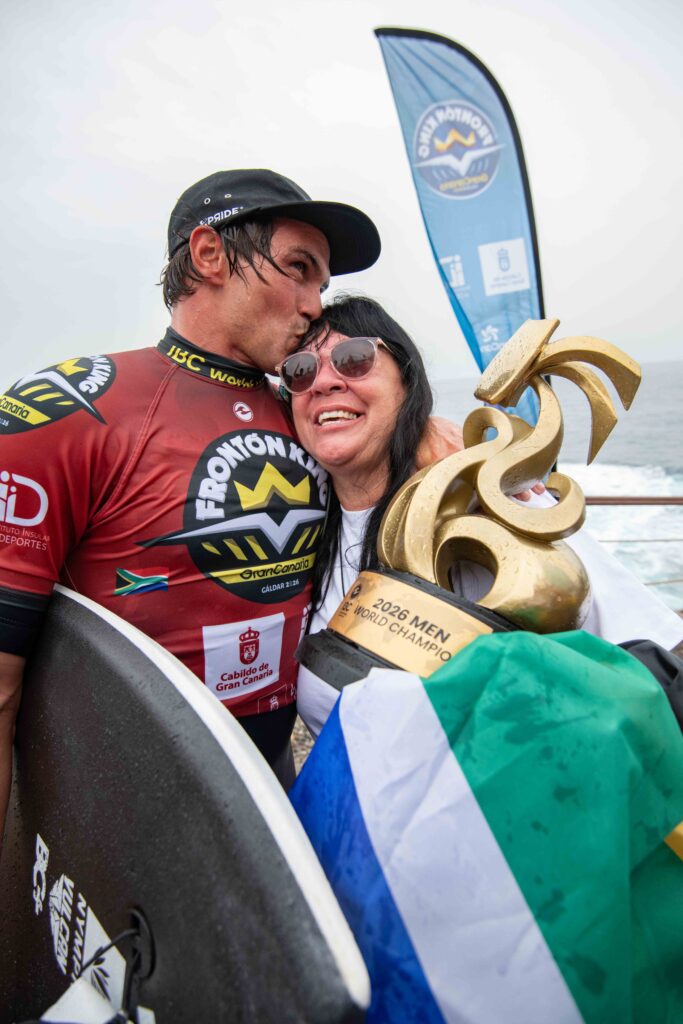 Tristan Roberts besa a su madre junto al trofeo de campeón del mundo 2026 en El Frontón (Gáldar)