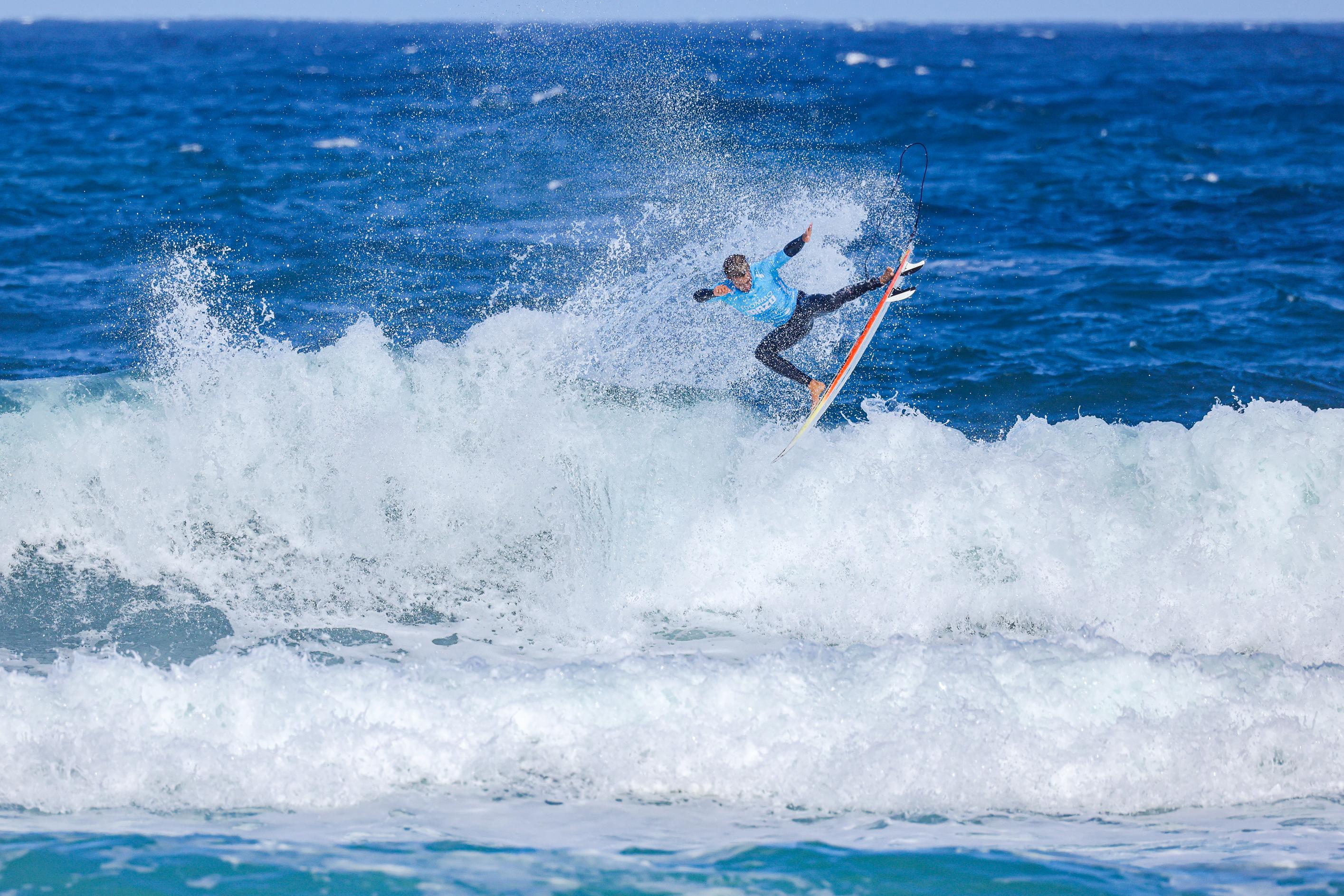 Yago Domínguez realiza un aéreo en la playa de Razo durante el Edommo Surf Pro Razo 2026