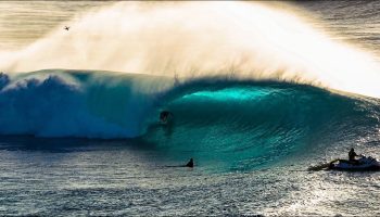 El fotógrafo Derek Gomez resume en este clip a vista de pájaro un día grande y peligroso en los tubos de Banzai Pipeline en la North Shore hawaiana.