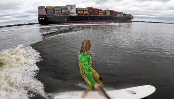 Ben Gravy ha vuelto a hacer de las suyas, ya le vimos en Alaska surfear entre bloques de hielo y ahora en el estado de Carolina del Norte en las olas generadas por grandes buques mercantes.