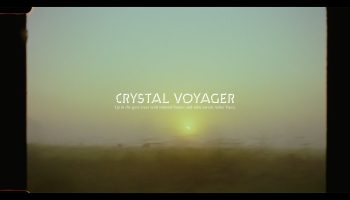 Crystal Voyager es el último trabajo del realizador Dan Scott siguiendo los pasos del surfista australiano Asher Pacey, y su profunda conexión con las tablas y formas de estilo retro.
