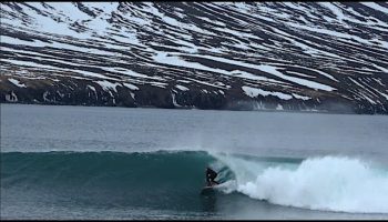 El norteamericano Lucas Hildreth se ha impuesto el reto de surfear en todos los continentes, e incluso en lugares extremos como Islandia, en el océano Atlántico al sur del círculo polar ártico.