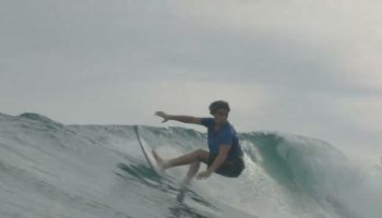 Kepa Méndia es de origen vasco, e hijo del mítico surfista norteamericano Peter Méndia y que a pesar de su juventud destaca por su surfing y ningún temor a los tubos huecos y secos.