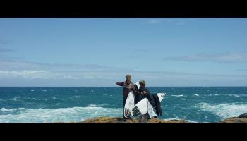 Lenuan es el producto de un encuentro; el surfista australiano Lennix Smith cansado de esperar olas en Hawaii decidió regresar a su casa llamando a un amigo, el francés Luan Nogues.