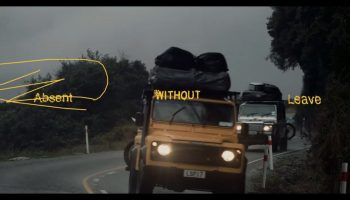 Parker Coffin, Harrison Roach y un grupo de amigos aterrizan en Nueva Zelanda justo con la llegada de una de las mejores marejadas en décadas, un surfari y experiencia inolvidables a pesar del frio.