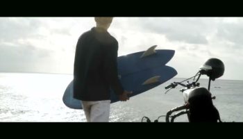 On the Road es el título del film protagonizado por el surfista brasileño Andrew Serrano explorando Indonesia con un quiver lleno de twins, fishes, singles, y otras tablas de estilo retro.